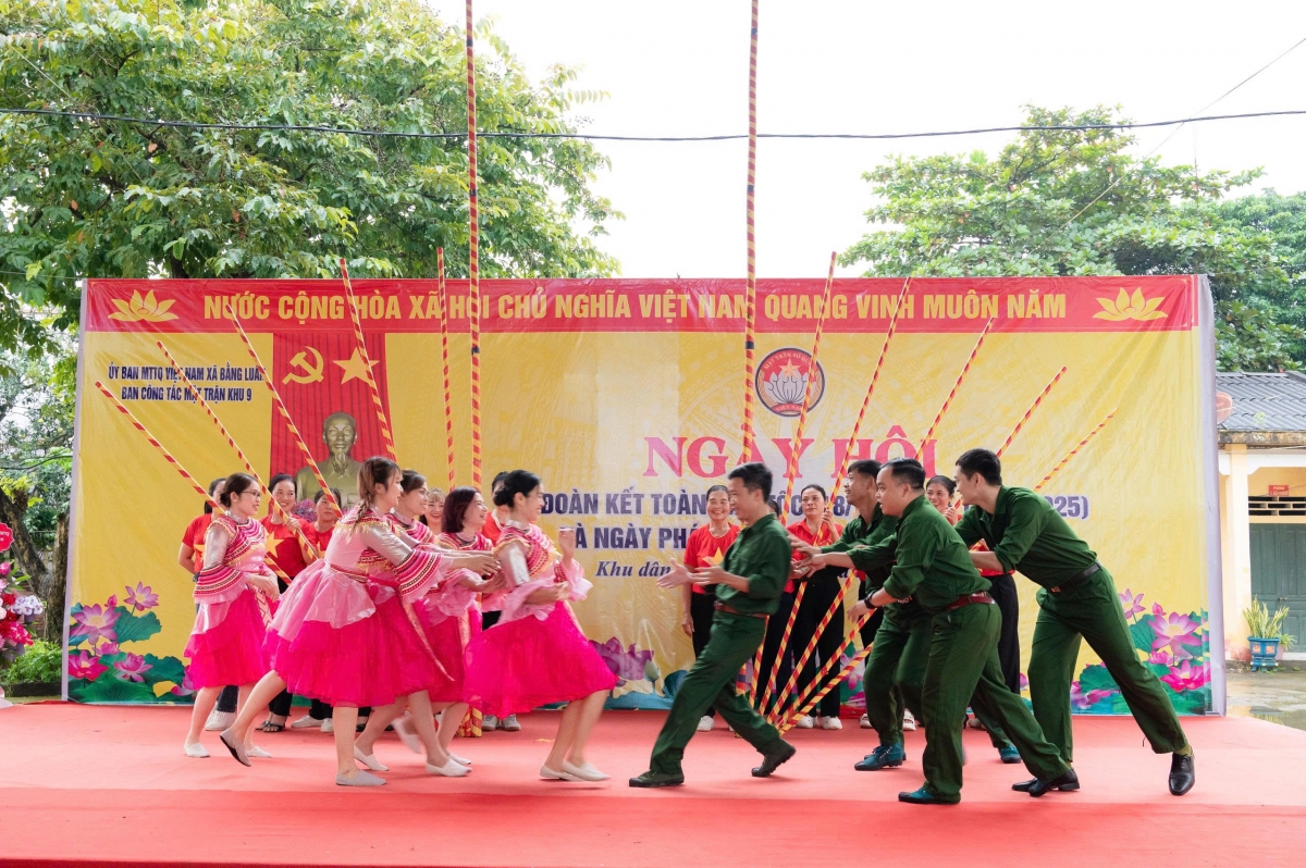 Phú Thọ: Sôi nổi Ngày hội Đại đoàn kết trên quê bưởi Bằng Luân