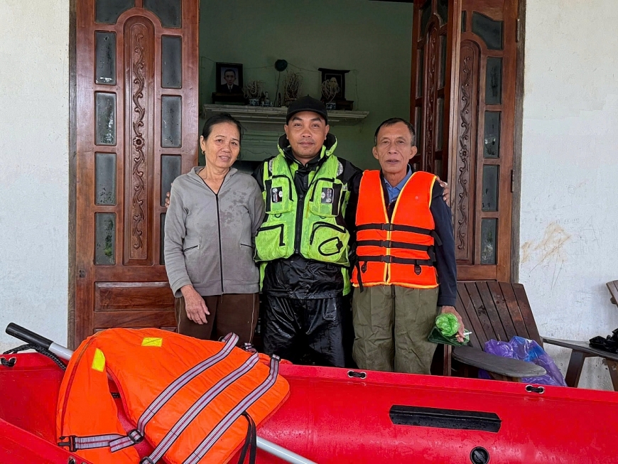 Trưởng thôn cao tuổi hết mình vì dân vùng lũ