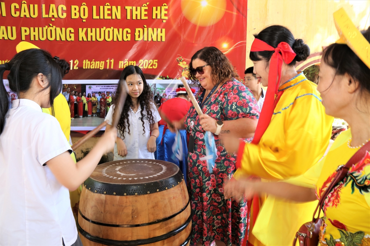 1 Cô trò Trường Quốc tế trải nhiệm trống hội