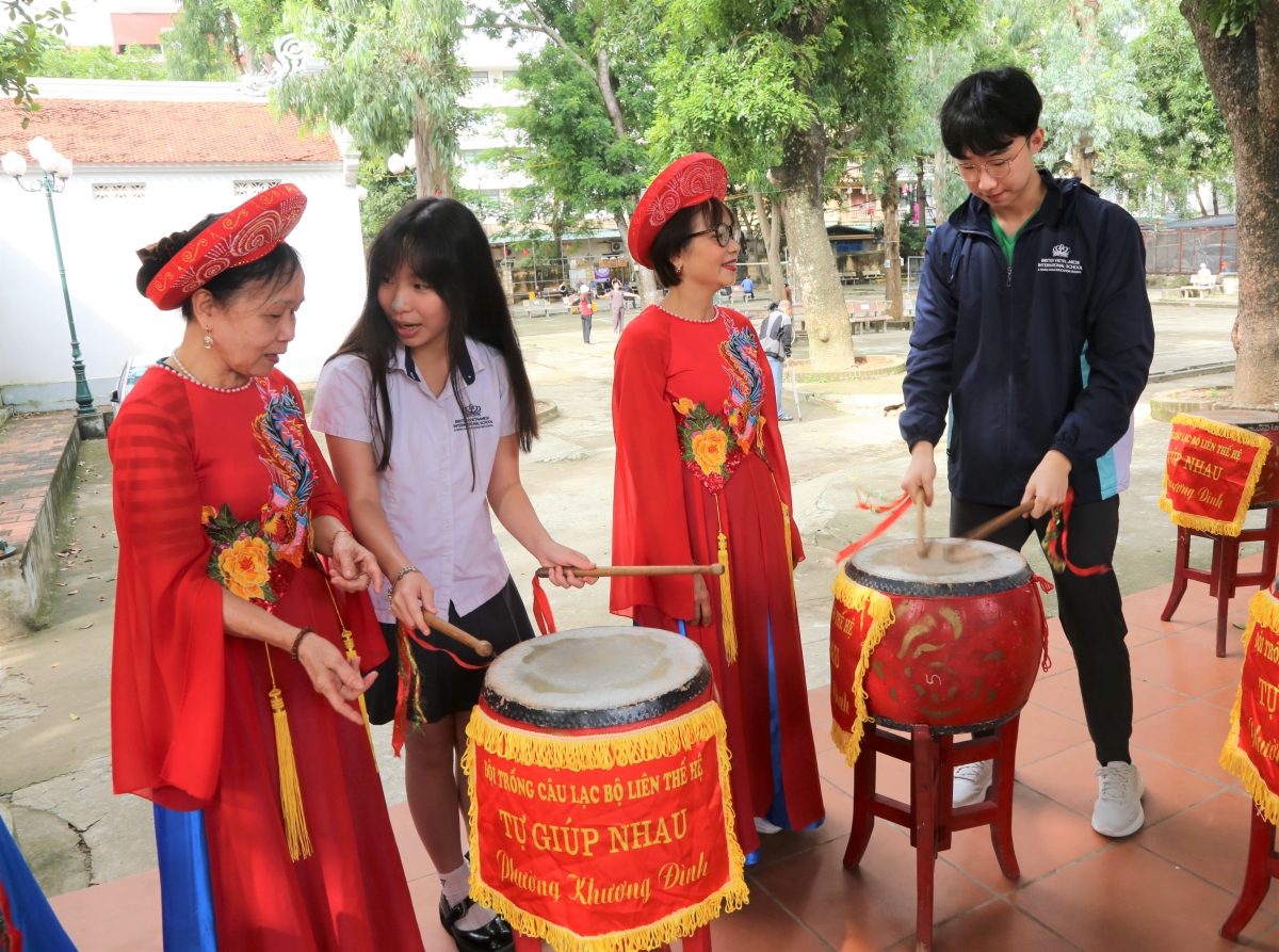 Học sinh Trường Quốc tế trải nghiệm bài trống hội