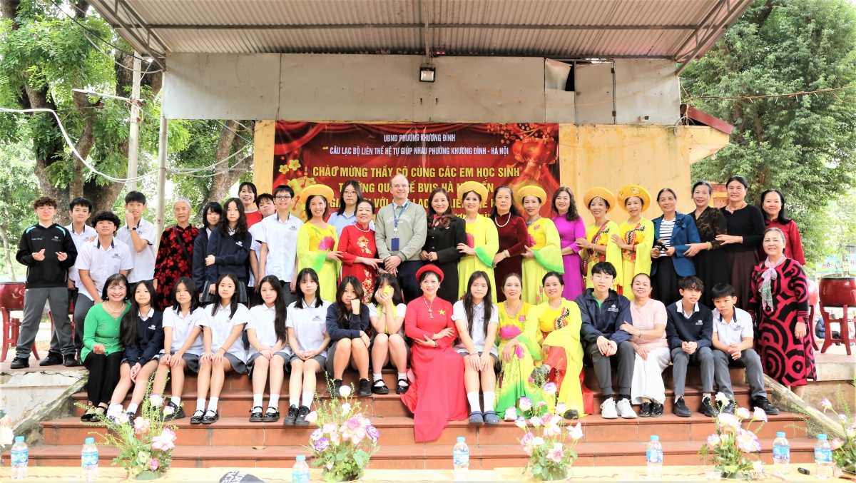 Các thành viên CLB cùng đại biểu và thầy trò Trường Quốc tế chụp ảnh lưu niệm