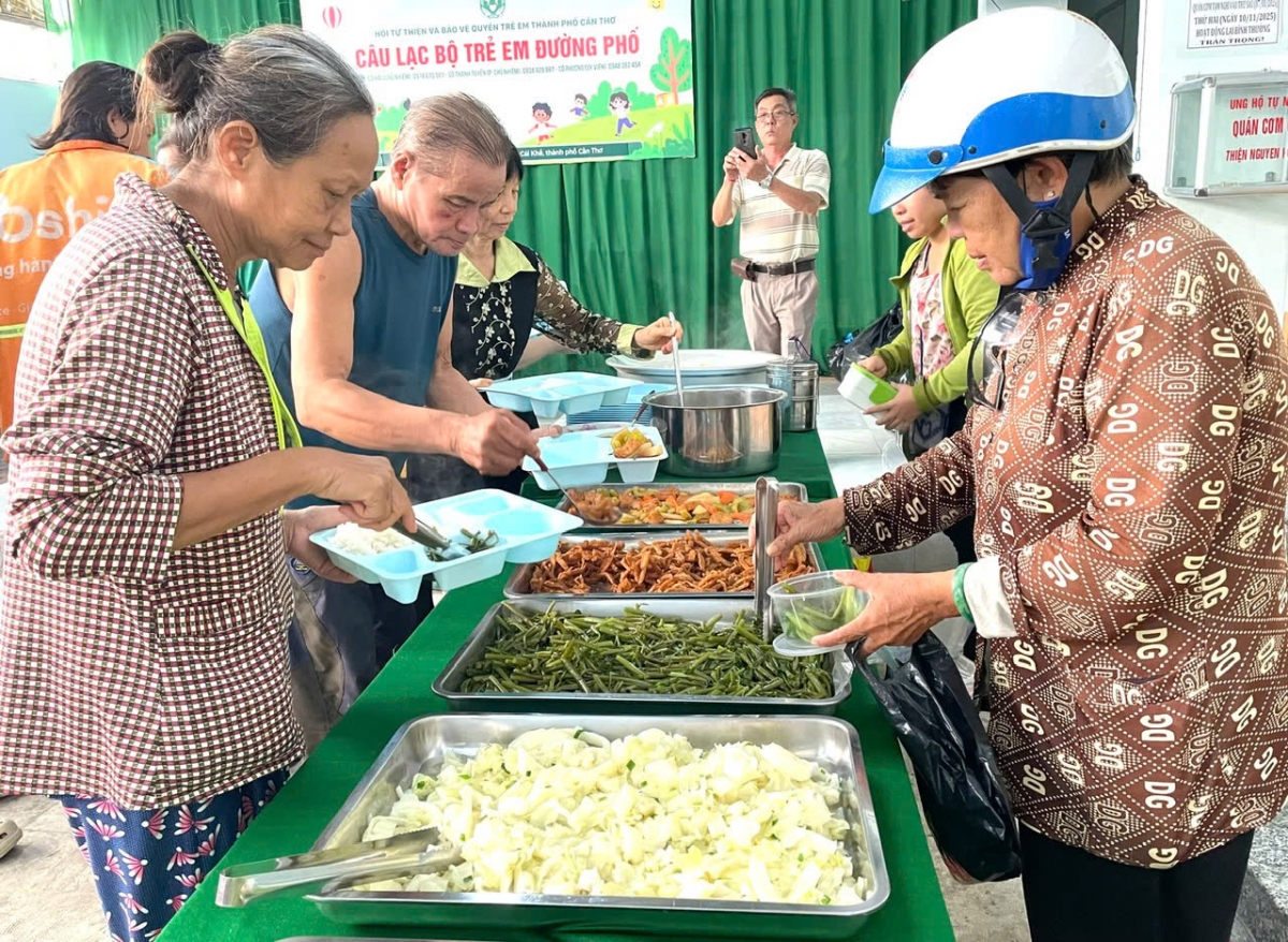 Nhiều người cao tuổi đến lấy cơm và thức ăn tại Quán cơm chay thiện nguyện 1.000 VNĐ.