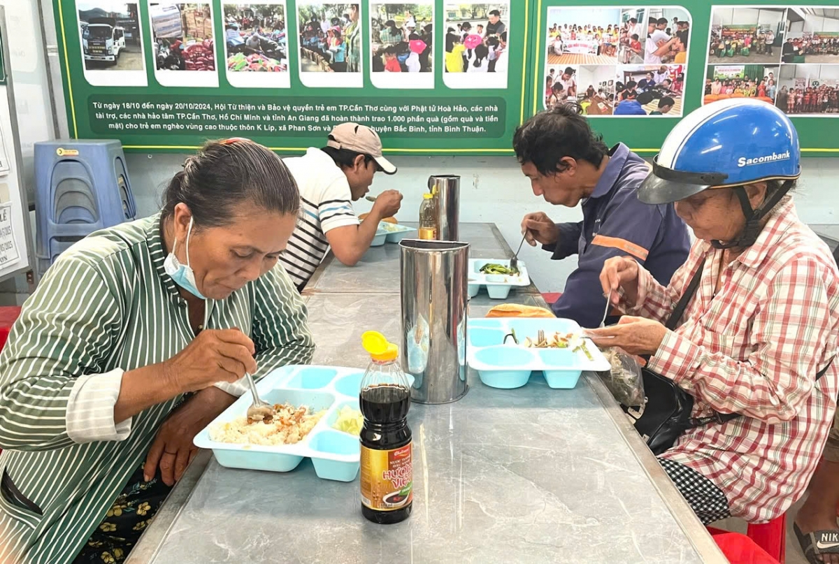Người cao tuổi dùng bữa cơm trưa tại Quán cơm chay thiện nguyện 1.000 VNĐ.