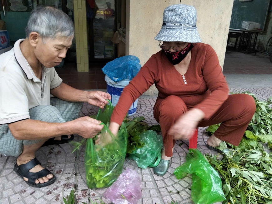 Bà Nguyễn Thị Thảo dùng túi nilon đã giặt sạch để đựng rau.