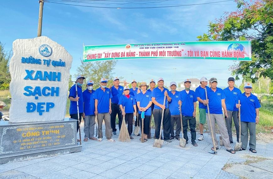 Nhiều CCB tuổi cao vẫn tích cực tham gia bảo vệ môi trường.