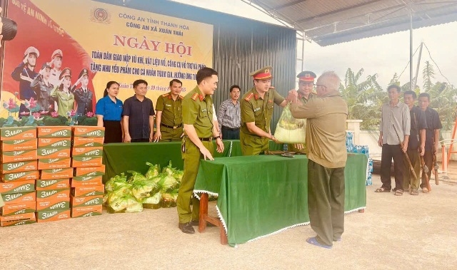 Mô hình đổi quà lấy vũ khí vật liệu nổ được người dân đồng tình ủng hộ