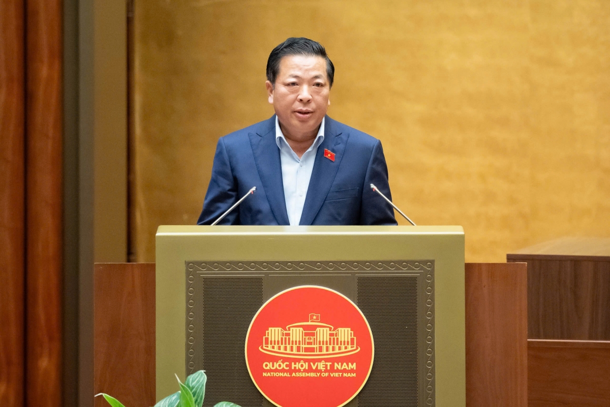 Ông Trần Hồng Minh, Bộ trưởng Bộ Xây dựng trình bày Tờ trình về đầu tư xây dựng dự án sân bay Gia Bình, sáng ngày 14/11