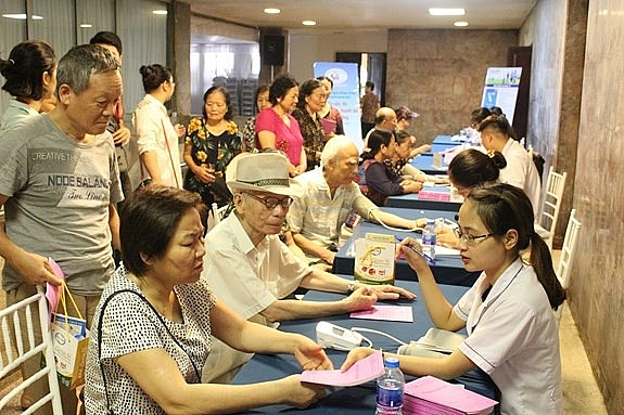 Người cao tuổi cần đi khám và tư vấn về kiểm soát bệnh đái tháo đường thường xuyên. Ảnh T.L