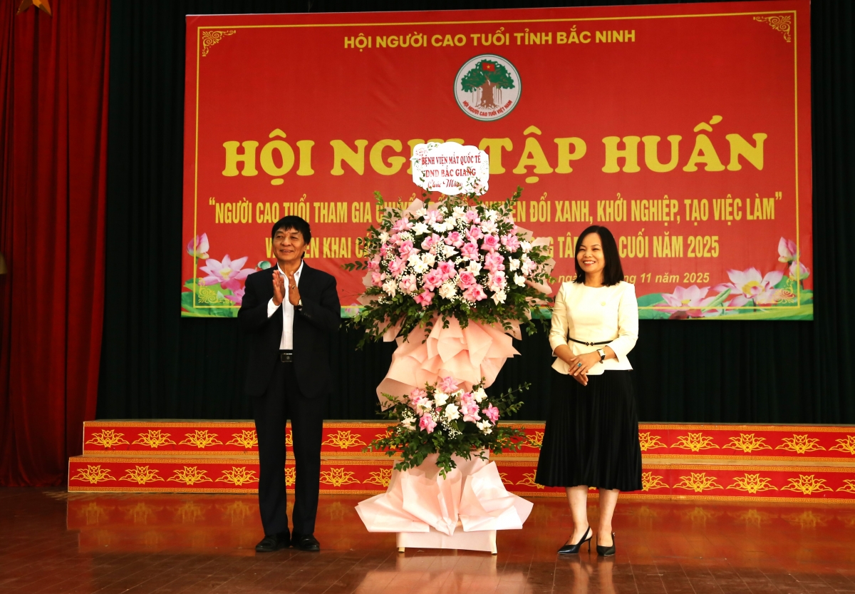 Bệnh viện Mắt Quốc tế DND Bắc Giang tặng hoa chúc mừng Hội nghị