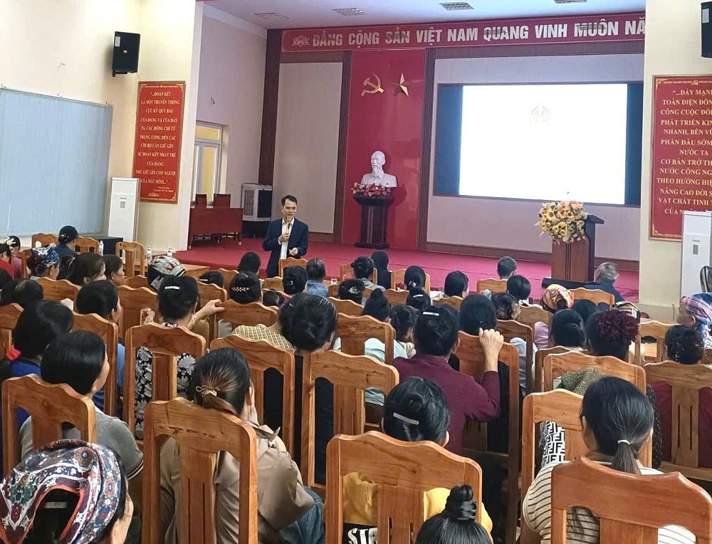 Tập huấn kiến thức về trợ giúp pháp lý cho già làng, trưởng bản, người có uy tín trong cộng đồngBáo cáo viên trình bàyTập huấn kiến thức về trợ giúp pháp lý cho già làng, trưởng bản, người có uy tín trong cộng đồngBáo cáo viên trình bày các nội dung trợ giúp pháp lý. các nội dung trợ giúp pháp lý.