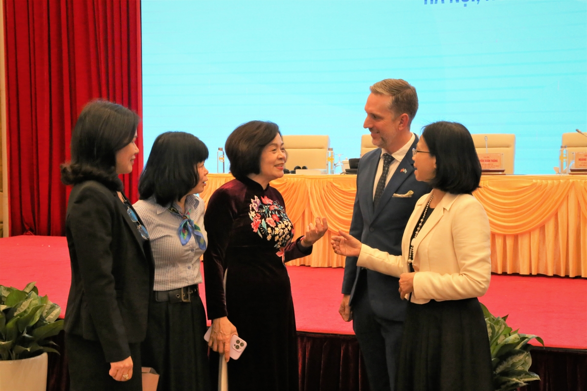 Đại biểu trao đổi bên lề Hội thảo