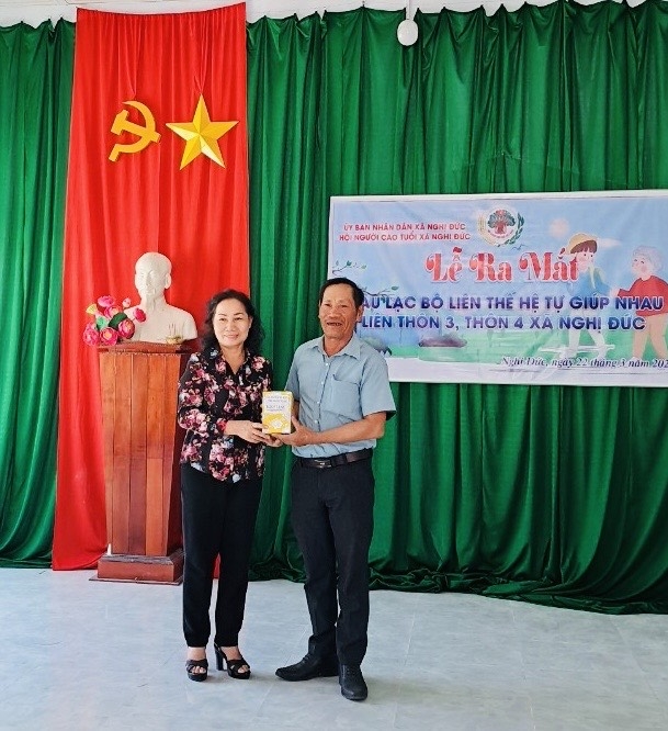 Bà Nguyễn Thị Phúc, Chủ tịch Hội Người cao tuổi tỉnh tạng quà cho Hội NCT xã Nghị  Đức