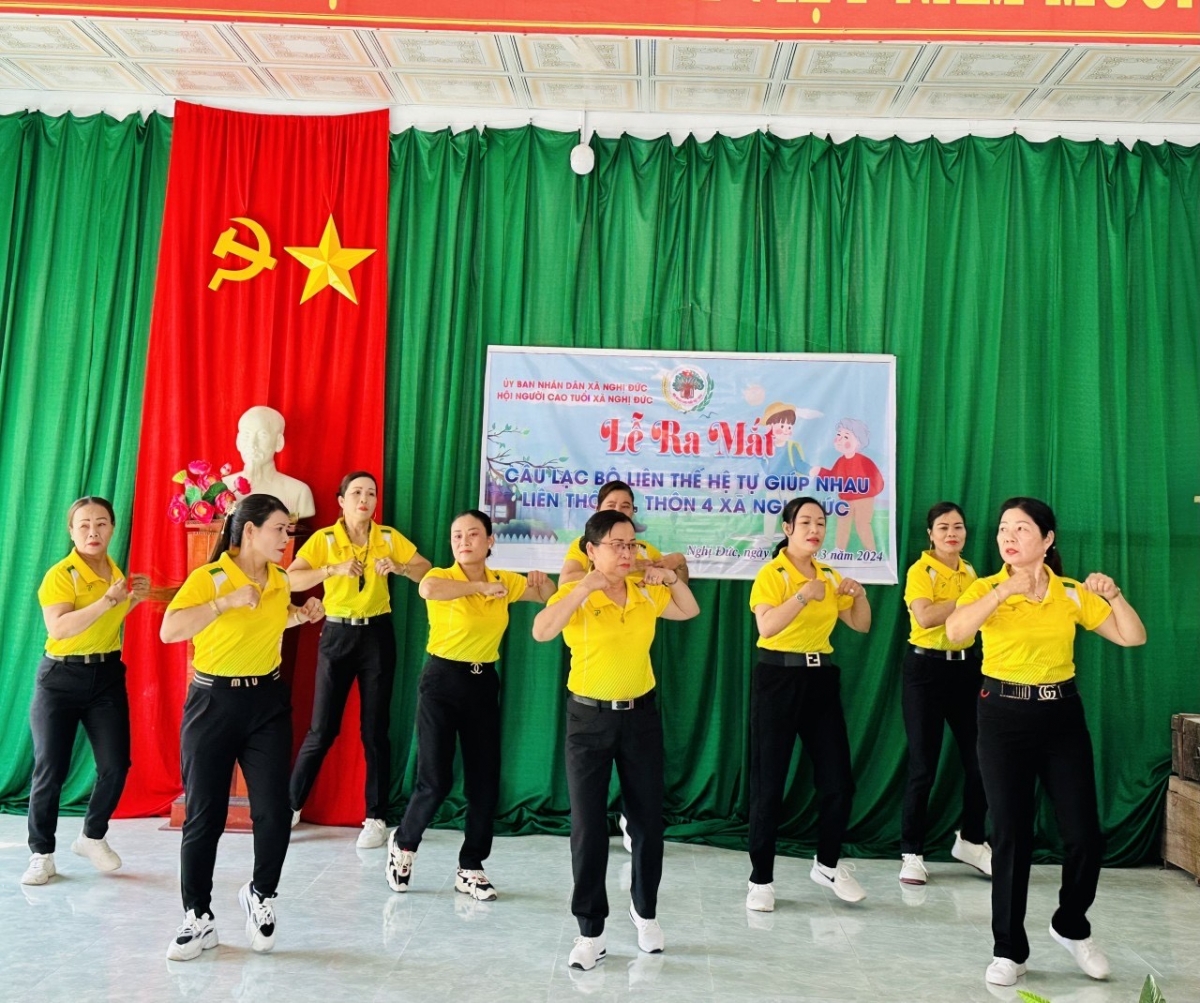 Đội văn nghệ của Hội Người cao tuổi tham gia văn nghệ chào mừng Lễ ra mắt CLBLTHTGN