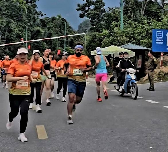 Các VĐV trong nước và quốc tế tham gia tranh tài tại  Giải chạy Yên Tử Heritage Marathon 2025.