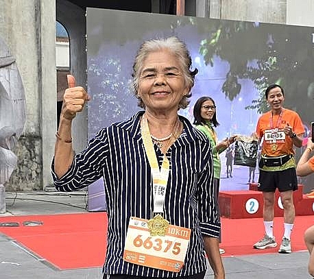 Bà Lê Thị Huỳnh, số BIB 66375 tham gia chặng đua 10 km là  một trong số ít VĐV cao tuổi nhất tham gia cuộc thi.