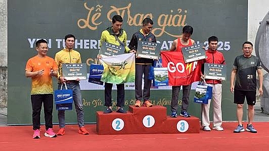        Ban Tổ chức trao giải cho các vận động viên về đích từ thứ nhất đến thứ năm ở cự ly 42 km.
