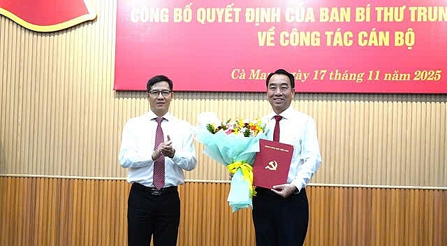 Ông Nguyễn Thanh Tâm, Ủy viên Trung ương Đảng, Phó Trưởng Ban Tổ chức Trung ương, trao Quyết định của Ban Bí thư về việc điều động, chỉ định ông Lữ Quang Ngời, giữ chức vụ Phó Bí thư Tỉnh ủy Cà Mau, nhiệm kỳ 2025-2030.