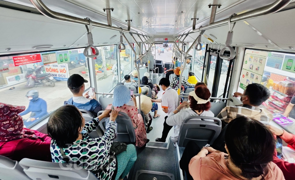 Trung tâm Quản lý giao thông công cộng triển khai phương thức nhận vé xe buýt miễn phí dành cho khách là Người cao tuổi đi nhiều tuyến xe buýt ở TP.Hồ Chí Minh.