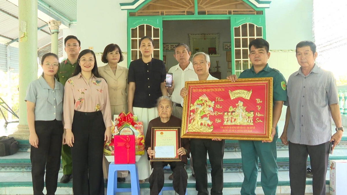Đoàn công tác của tỉnh Đồng Nai thăm, tặng quà và chúc thọ người cao tuổi tại phường Chọn Thành.