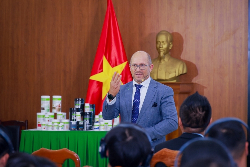 Tiến sĩ Álvarez đã chia sẻ những kiến thức khoa học bổ ích về dinh dưỡng thể thao cho cầu thủ bóng đá ở mọi cấp độ