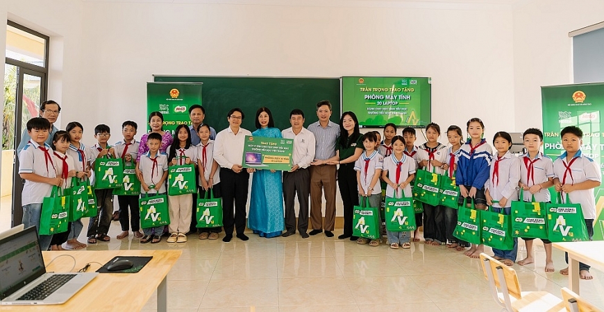 Lễ trao tặng phòng máy tính tại điểm trường tiểu học Viên Thành, Nghệ An