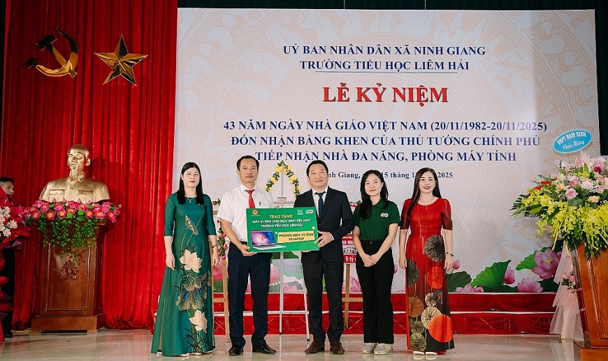 Lễ trao tặng phòng máy tính tại điểm trường tiểu học Liêm Hải, Ninh Bình, cùng Lễ kỷ niệm 43 năm ngày nhà giáo Việt Nam (20/11/1982 – 20/11/2025) và đón nhận bằng khen của Thủ tướng Chính phủ 