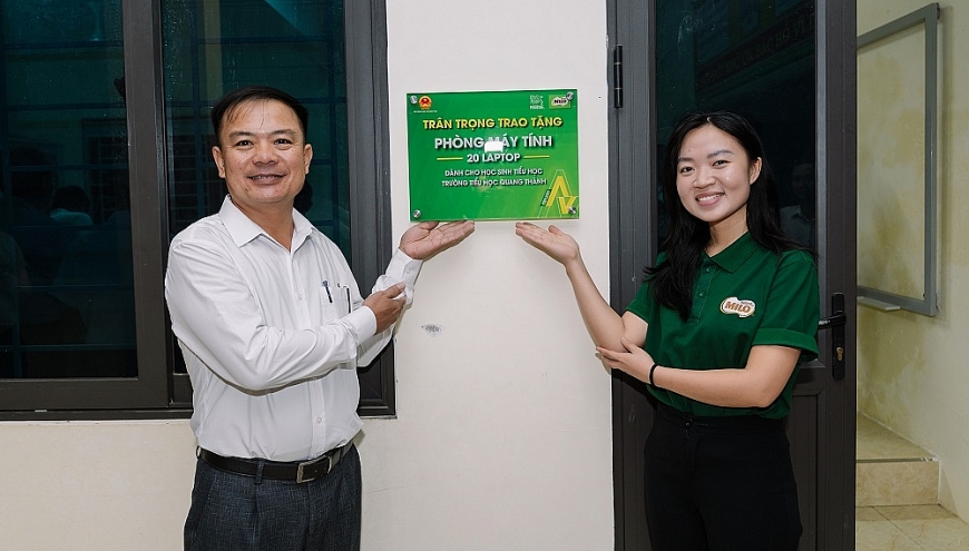 Hình ảnh phòng máy tính được trao tặng tại trường tiểu học Quang Thành