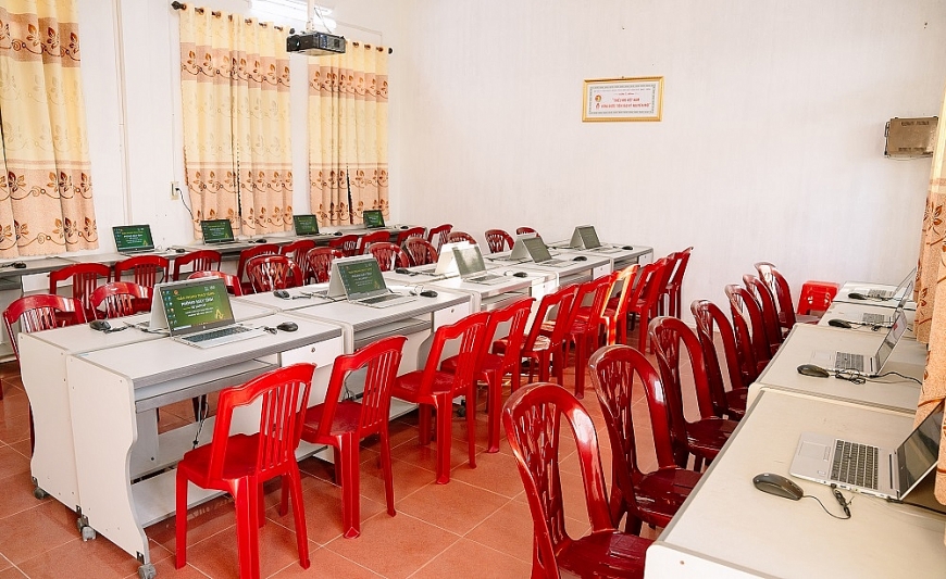 Hình ảnh bên trong phòng máy tính được trao tặng