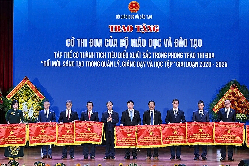 Bộ trưởng Giáo dục và Đào tạo trao Cờ thi đua tặng các tập thể có thành tích xuất sắc trong phong trào thi đua giai đoạn 2020 -2025.