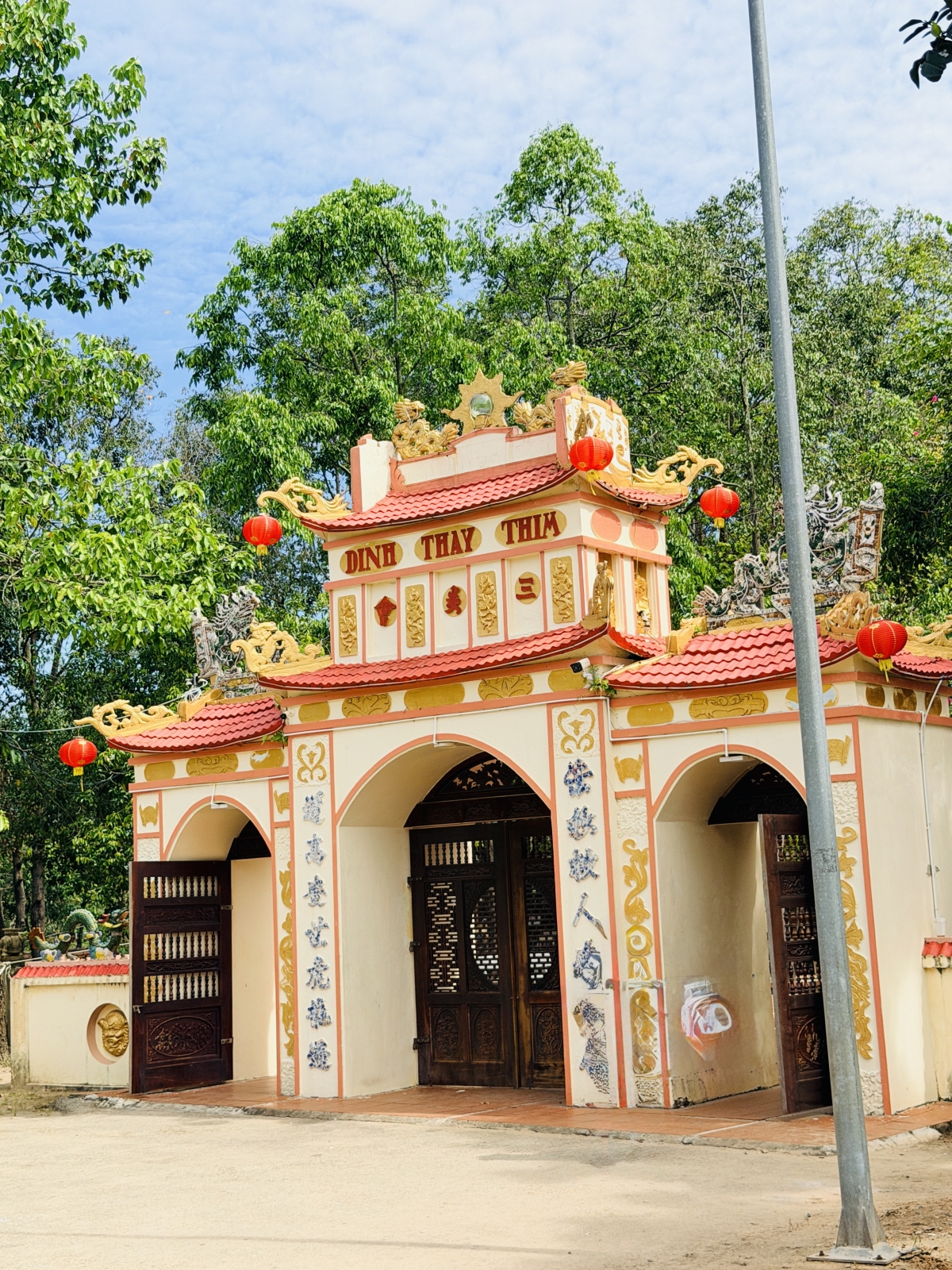 Cổng chính vào Dinh Thầy Thím