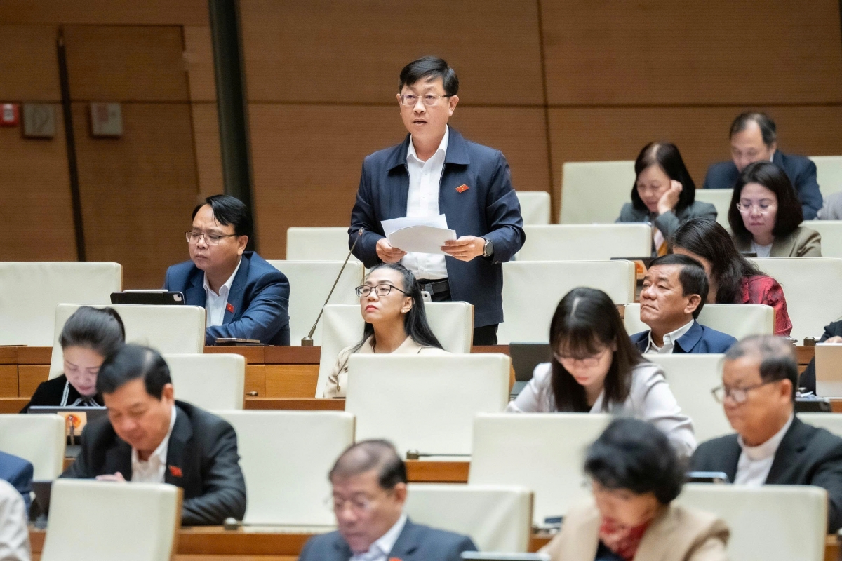 Đại biểu Nguyễn Hữu Thông phát biểu tại hội trường sáng ngày 18/11