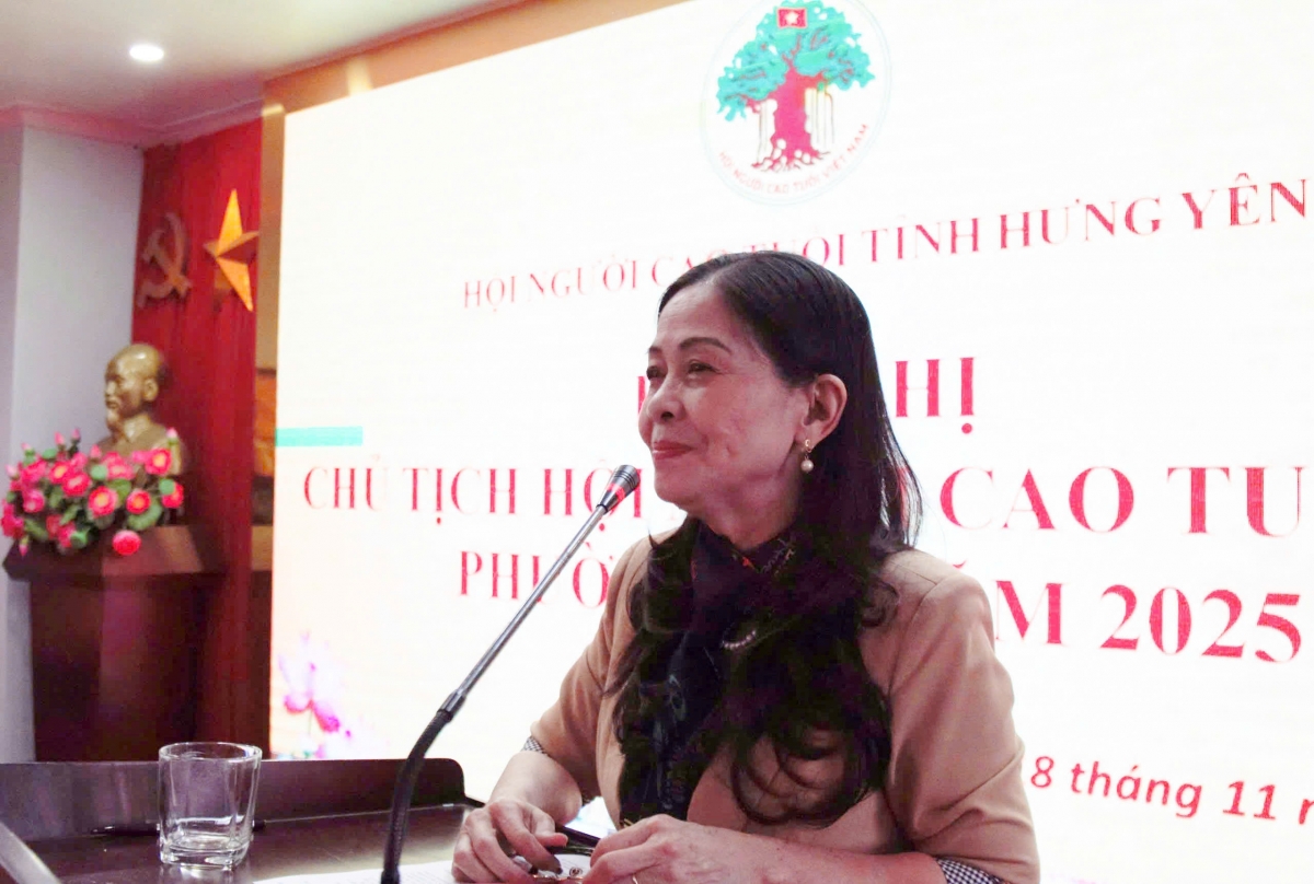 Bà Nguyễn Thị Hoa, Chủ tịch Hội Người cao tuổi tỉnh Hưng Yên phát biểu tại Hội nghị