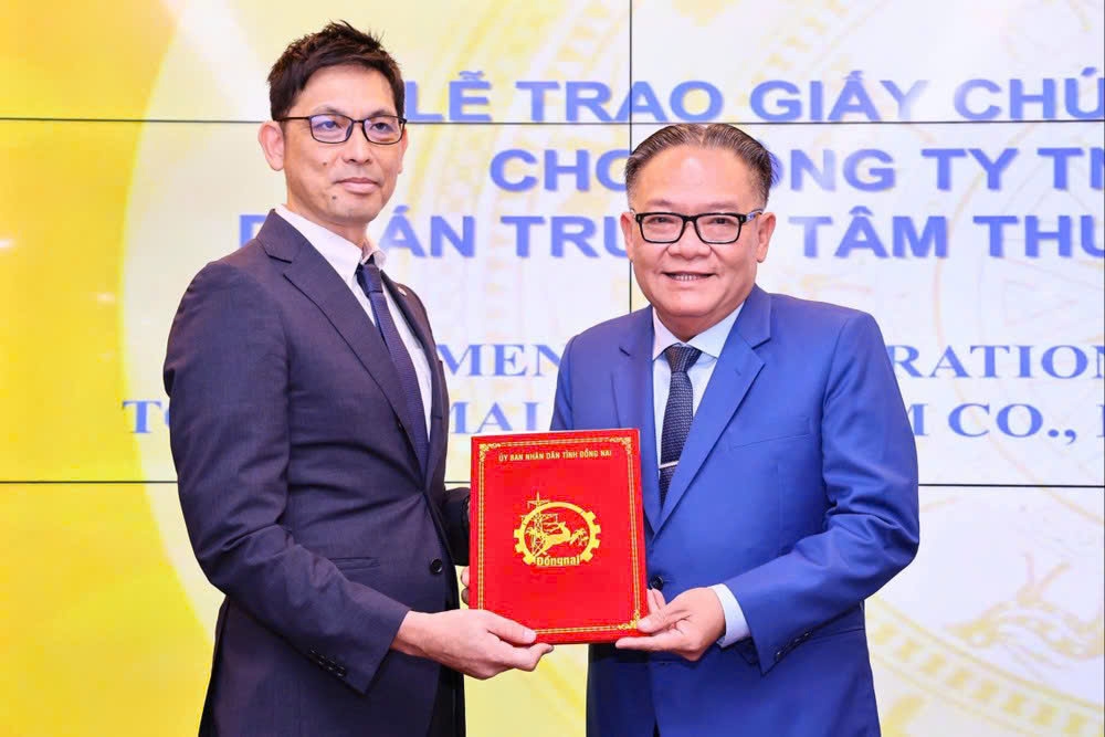 Tỉnh ủy viên, Phó Chủ tịch UBND tỉnh Đồng Nai Nguyễn Kim Long trao Giấy chứng nhận đăng ký đầu tư cho nhà đầu tư.