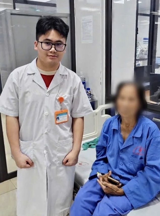 Bệnh nhân N.T.L 71 tuổi (áo xanh) đã bị 6 con ong vò vẽ đốt, được cấp cứu và điều trị thành công