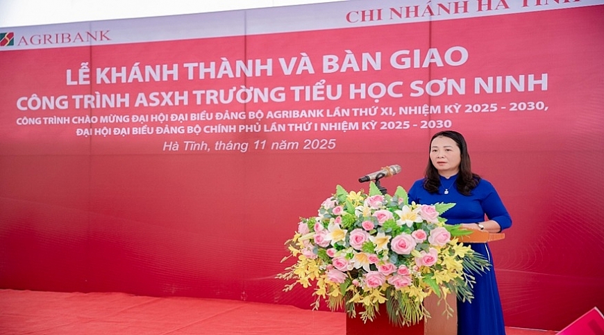 Bà Phạm Thị Thu Hà - Hiệu trưởng nhà trường phát biểu tại buổi lễ