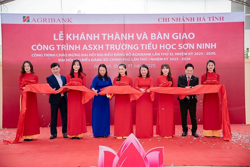 Đại diện lãnh đạo Agribank Chi nhánh Hà Tĩnh cùng chính quyền địa phương và nhà trường cùng cắt băng khánh thành công trình Trường Tiểu học Sơn Ninh.