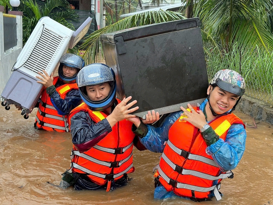 BĐBP hỗ trợ người dân và tài sản trong mưa lũ