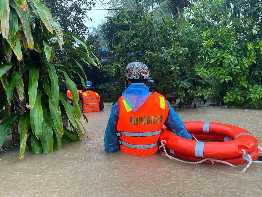 BĐBP hỗ trợ người dân và tài sản trong mưa lũ