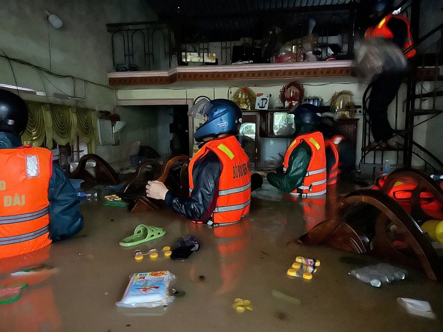 BĐBP hỗ trợ người dân và tài sản trong mưa lũ