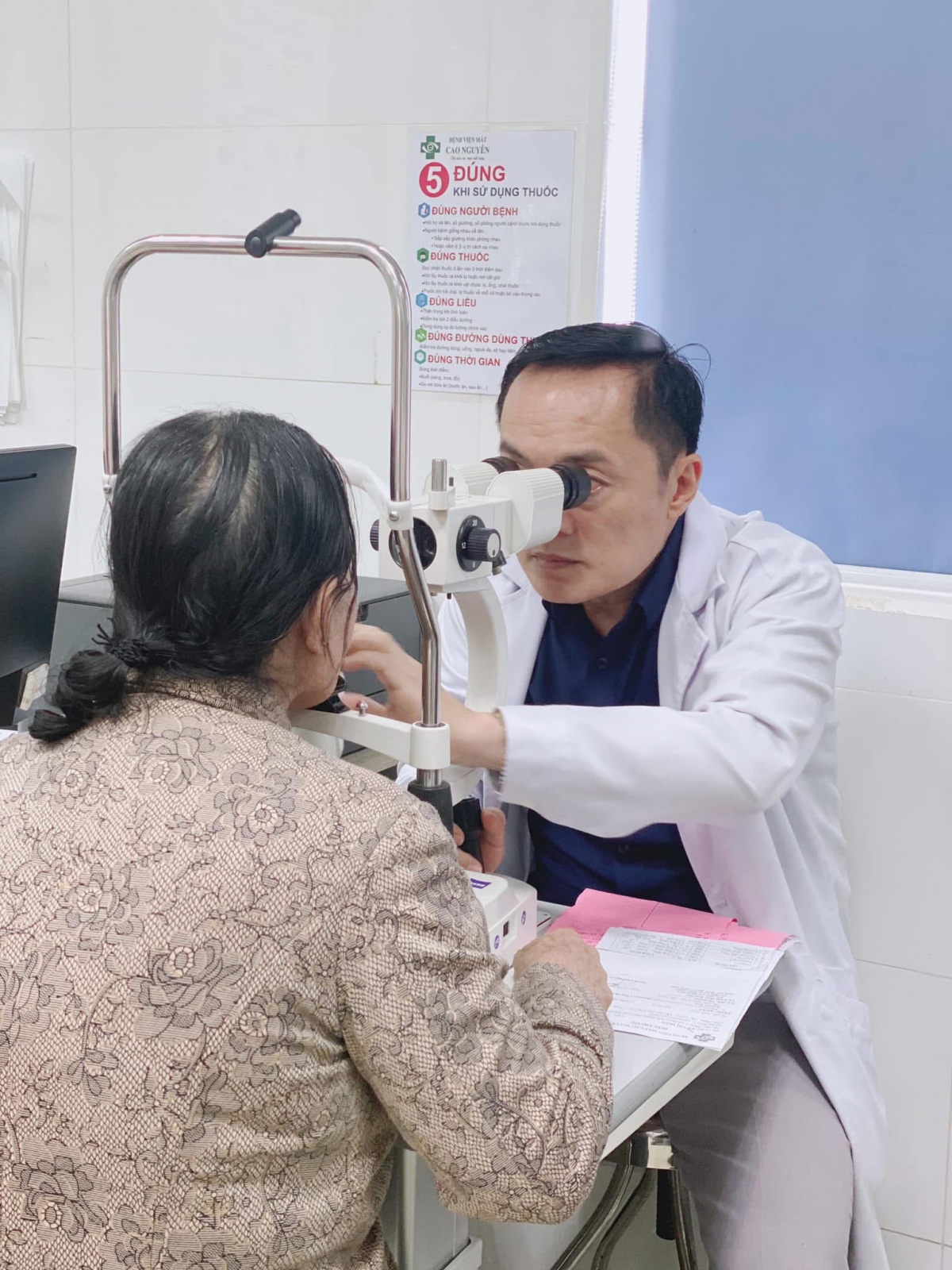 TS. BS Nguyễn Văn Lành khám mắt cho NCT