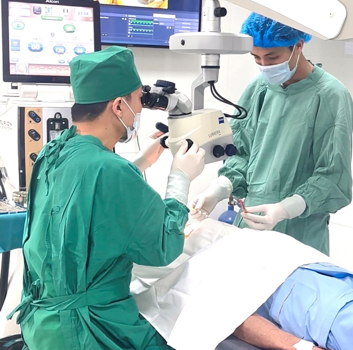 BS Nguyễn Văn Lành mổ mắt cho NCT tỉnh Gia Lai