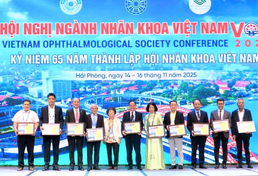 TS. BS Nguyễn Văn Lành (thứ tư từ phải sang) được vinh danh tại Hội nghị Nhãn khoa Việt Nam)