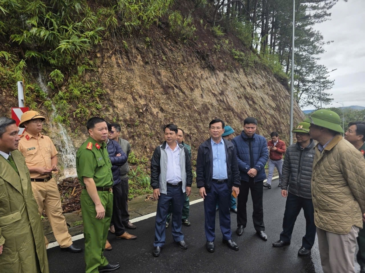 : Phó Bí thư Tỉnh ủy, Chủ tịch UBND tỉnh Lâm Đồng Hồ Văn Mười đã trực tiếp có mặt tại hiện trường để kiểm tra tình hình và chỉ đạo khắc phục sự cố sạt lở trên đèo Prenn.