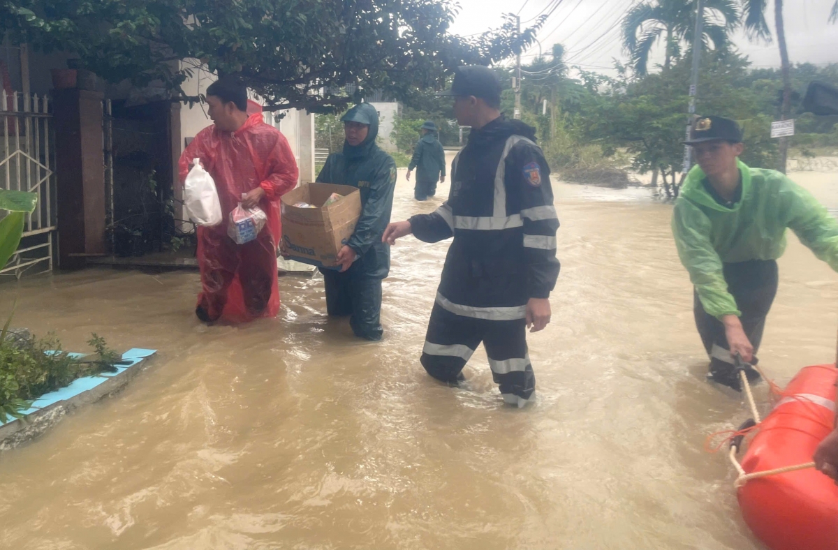 sơ tán dân và khiêng tài sản vùng lũ