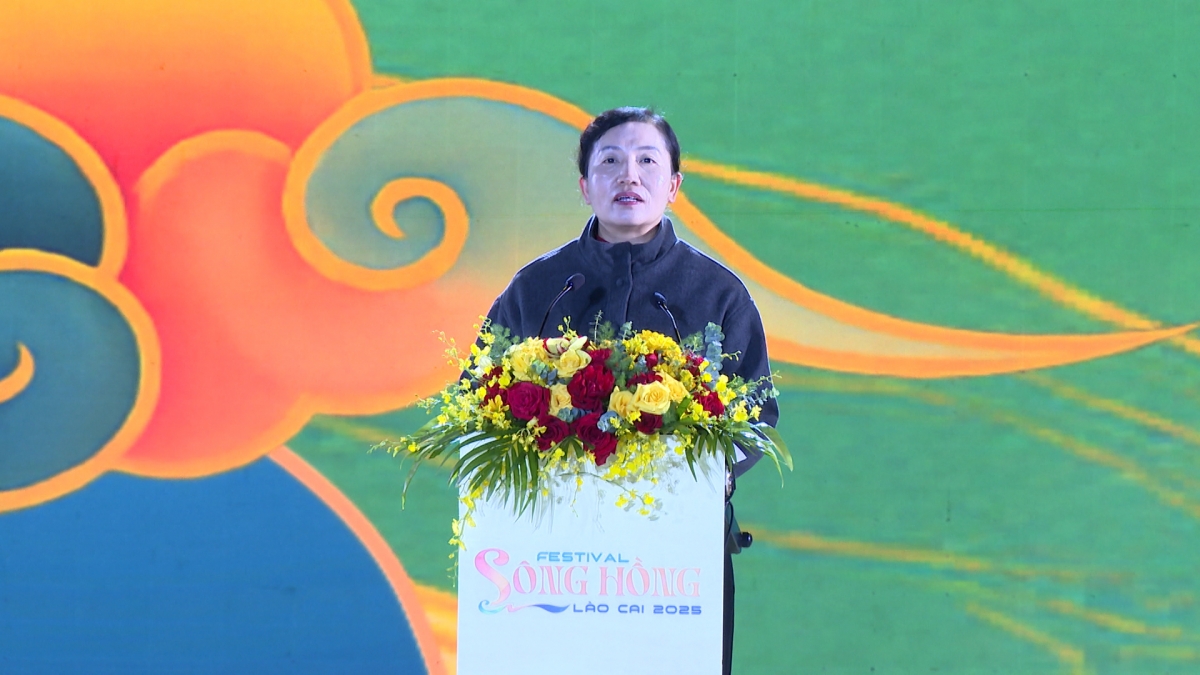 Bà La Bình – Phó Bí thư, Châu trưởng Chính quyền Nhân dân Châu Hồng Hà, Trưởng đoàn đại biểu tỉnh Vân Nam phát biểu tại buổi khai mạc