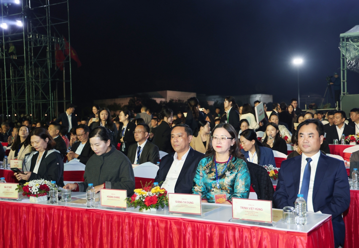 Các đại biểu tham dự lễ khai mạc