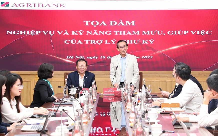 PGS.TS Trần Hoàng Ngân - Đại biểu Quốc hội khóa XV, Đoàn TP. Hồ Chí Minh chia sẻ các chuyên đề tại buổi Tọa đàm.