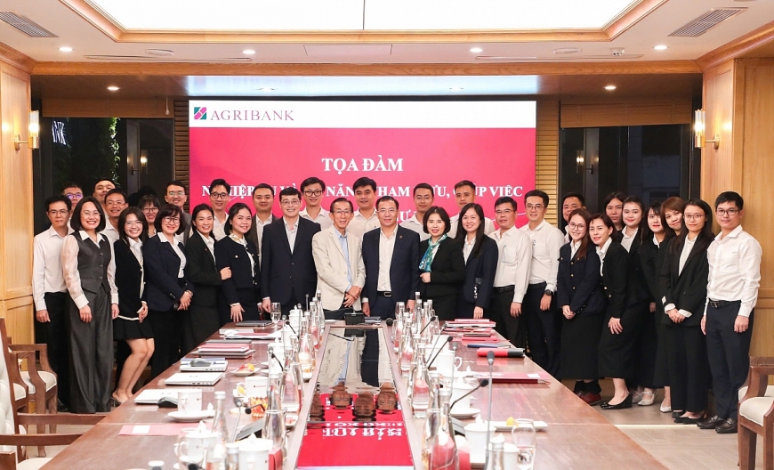 Các Đại biểu, học viên chụp hình kỷ niệm với các chuyên gia.