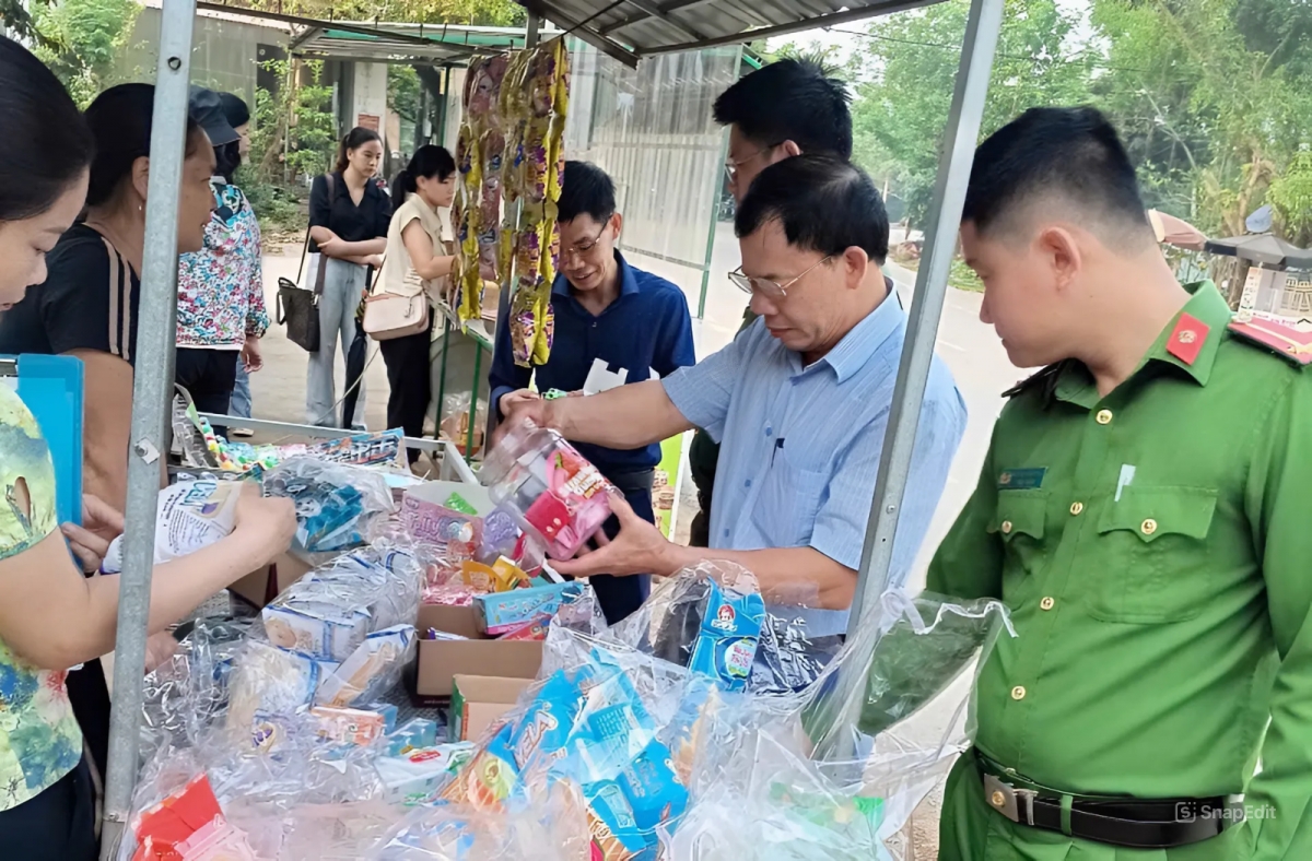 Công an xã Lương Sơn tuyên truyền và kiểm tra, công tác bảo đảm vệ sinh, an toàn thực phẩm