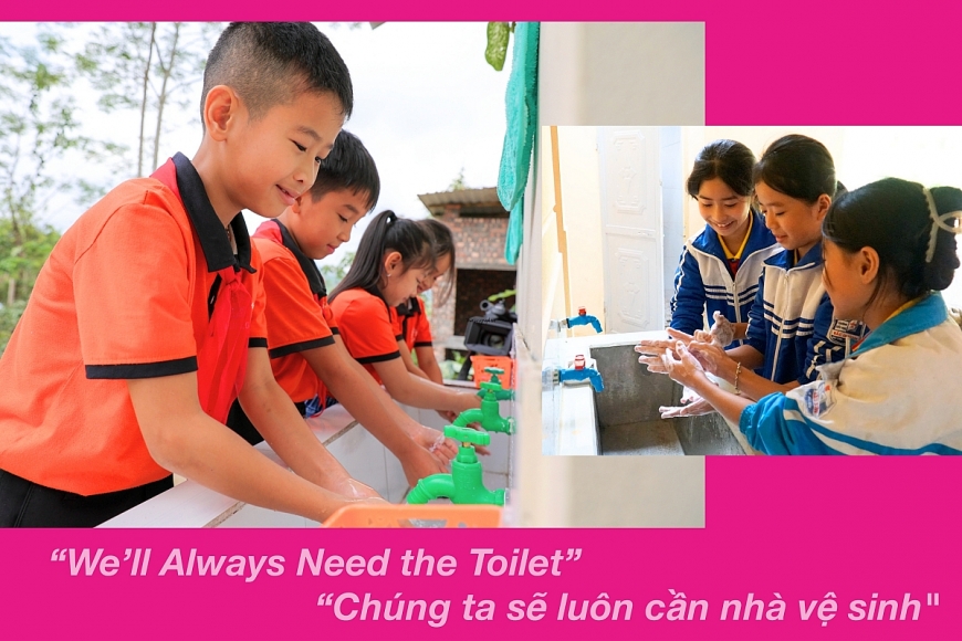 Các em học sinh tại Trường Tiểu học Thăng Long (Tuyên Quang) và Trường Tiểu học Xã Bắc Quỳnh (Lạng Sơn) sử dụng nhà vệ sinh mới do dự án 1.000 nhà vệ sinh trao tặng